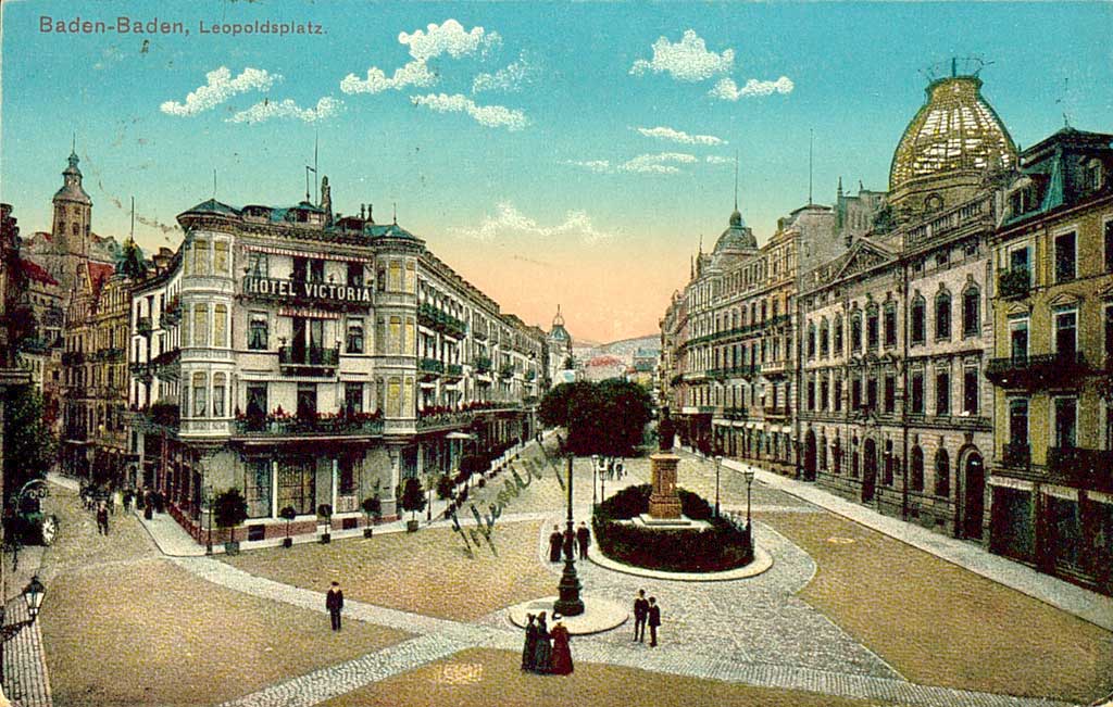 © Badische Landesbibliothek Karlsruhe Die kolorierte Abbildung zeigt einen historischen Blick auf den Leopoldplatz in Baden-Baden samt dem Hotel Victoria und einigen Passanten.