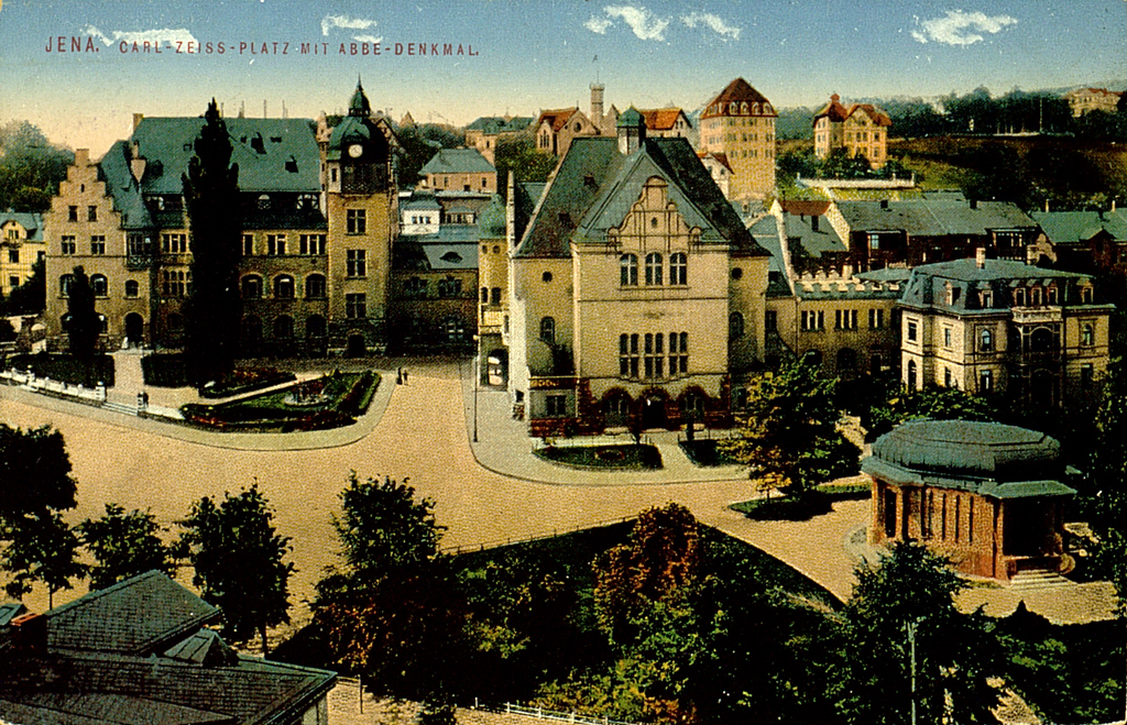 Die kolorierte Ansichtskarte zeigt den Carl-Zeiss-Platz in Jena mit Ernst Abbe Denkmal. 