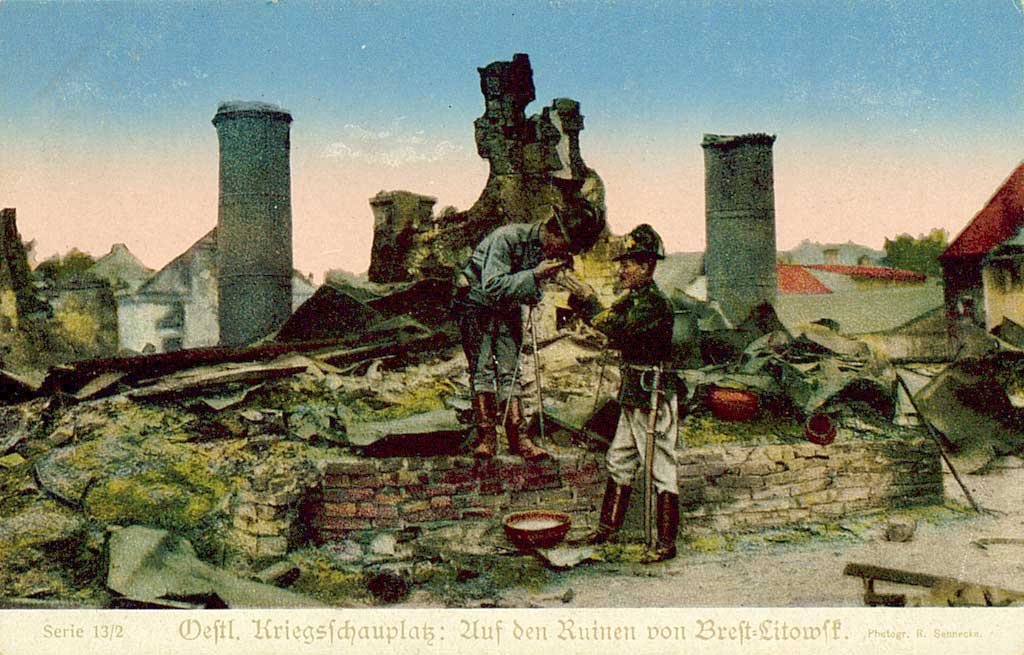 © Badische Landesbibliothek Karlsruhe Die kolorierte Bildpostkarte zeigt zwei Soldaten in Ausgehuniform in den Ruinen von Best-Litowsk.