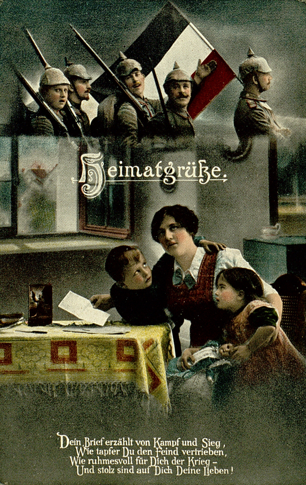 Kriegspostkarte mit dem Motiv einer Mutter, die ihren Kindern die Feldpost ihres Vaters vorliest. Im oberen viertel der Postkarte ist der Vater mit Kameraden im Krieg vor der Flagge in Uniformen.