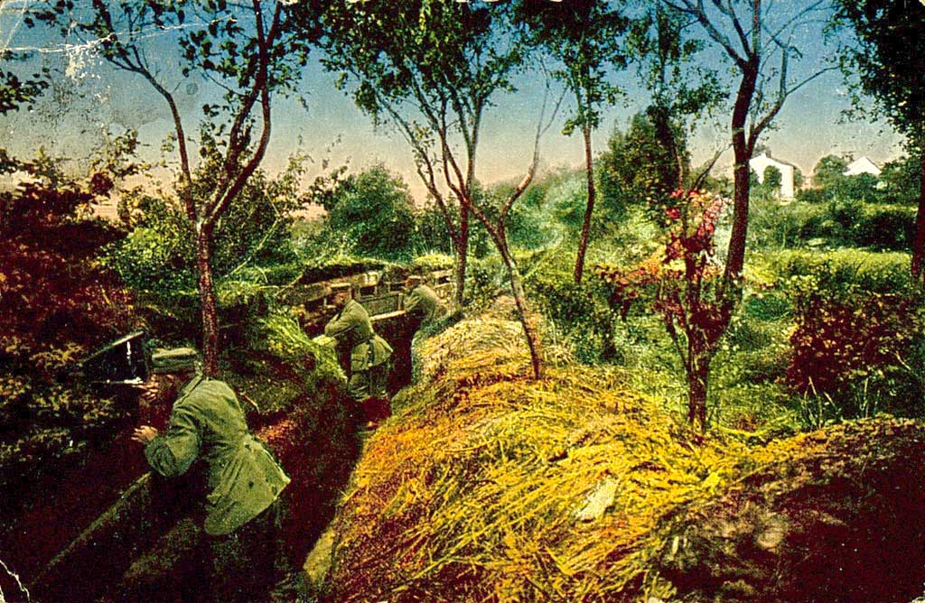 © Badische Landesbibliothek Karlsruhe Die Aufnahme des Kriegsfotografen Max Wipperling zeigt Schützengräben am Rand eines Dorfes.