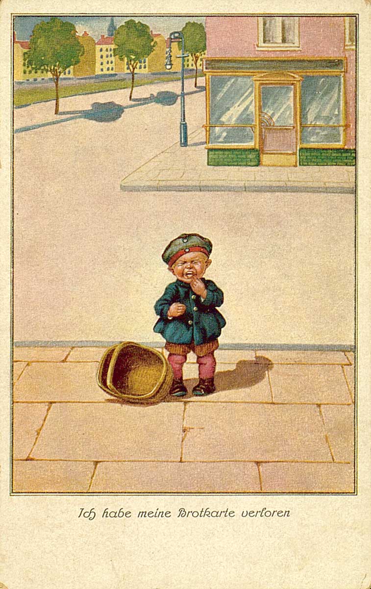 © Badische Landesbibliothek Karlsruhe Ich habe meine Brotkarte verloren. Weinender Junge mit leerem Brotkorb, ganz allein auf der Straße. Ansichtskarte. Künstler unbekannt.