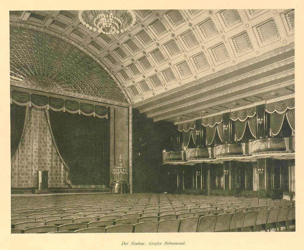 © Badische Landesbibliothek Karlsruhe Zu sehen ist eine Illustration des reichhaltig verzierten Großen Bühnensaals des Kurhauses Baden-Baden. Die Illustration wurde 1918 veröffentlicht.