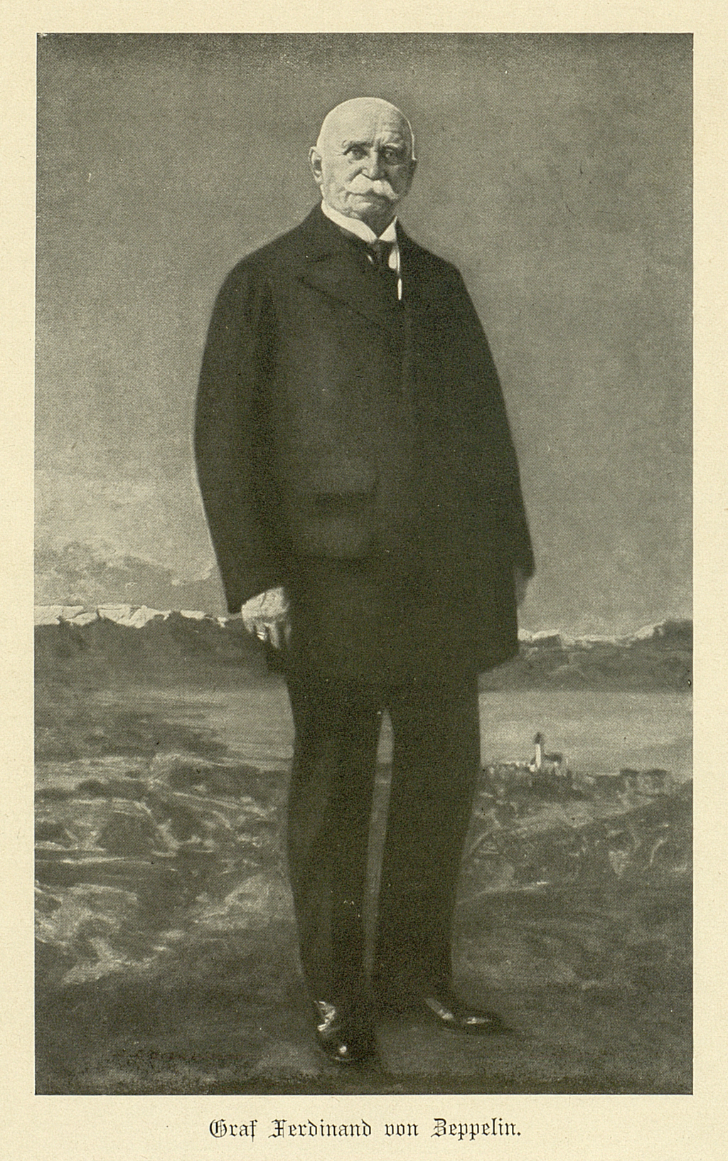 Die Ansichtskarte zeigt ein Ganzkörperportrait von Graf Ferdinand von Zeppelin als älteren Mann. Im Hintergrund lässt sich der Bodensee erkennen. 