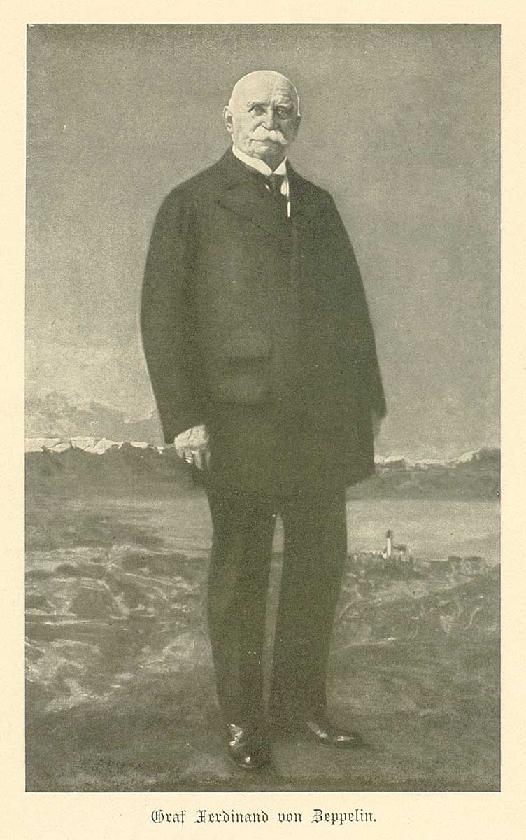 © Badische Landesbibliothek Karlsruhe Die Ansichtskarte zeigt ein Ganzkörperportrait von Graf Ferdinand von Zeppelin als älteren Mann. Im Hintergrund lässt sich der Bodensee erkennen.
