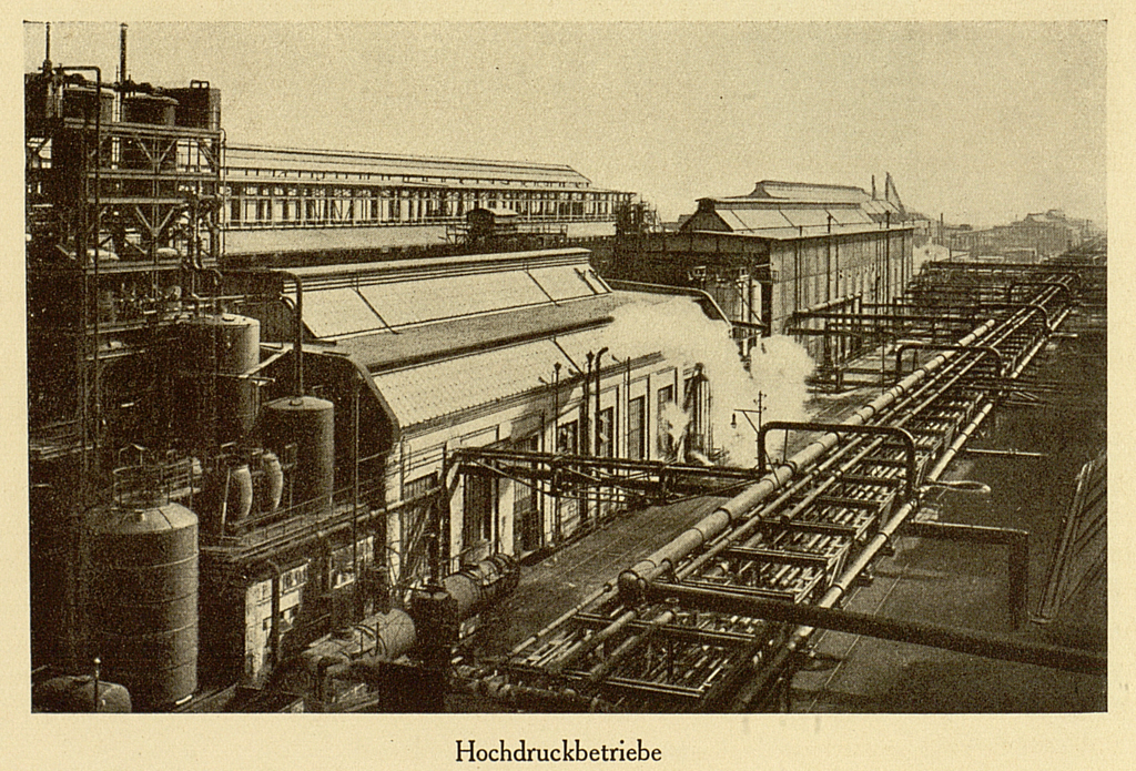 Die Abbildung zeigt einen Teilbereich der „Hochdruckbetriebe“ in Ludwigshafen am Rhein. Gut erkennbar sind zahlreiche Röhren aus denen mitunter Dampf aufsteigt und mehrere Fabrikarchitekturen. 
