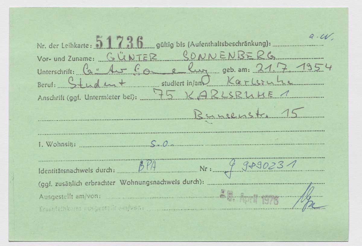 Leihkarte mit handschriftlichen Angaben zu Name, Geburtsdatum, Beruf, Adresse und Identitätsnachweis.