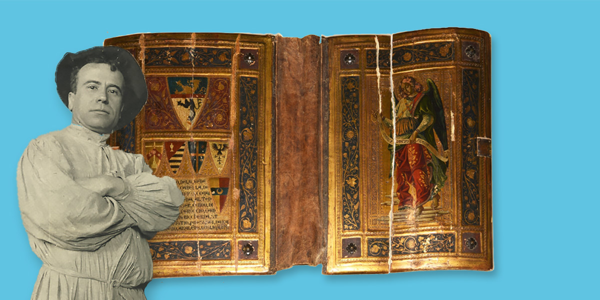 Auf hellblauem Hintergrund ist ein Sieneser Holzbuchdeckel aufgeklappt zu sehen. Davor der Künstler und Fälscher Icilio Federico Joni (Collage).