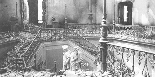 Zu sehen ist die Schwarz-Weiß-Fotografie des zerstörten Treppenhauses im Naturkundemuseum Karlsruhe.