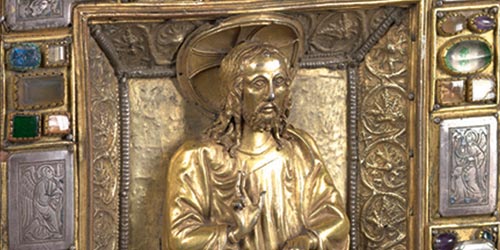 Zu erkennen ist eine goldene Heiligendarstellung, umrandet von einem kunstvollen, ebenfalls goldenen Rahmen und zahlreichen Edelsteinen.