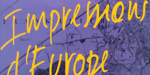 Im Hintergrund ist eine violett gefärbte Landkarte zu erkennen. Im Vordergrund steht der Titel der Ausstellung in gelber Handschrift.