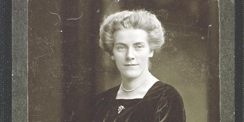 Zu erkennen ist eine Schwarz-Weiß-Fotografie, die Margarete Schweigert zeigt.