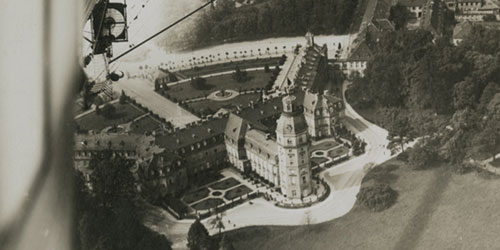 Schwarzweiße Luftbildfotografie des Karlsruher Schlosses.