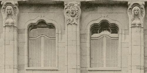 Detailfoto der künstlerischen Reliefs an einem Gebäude.