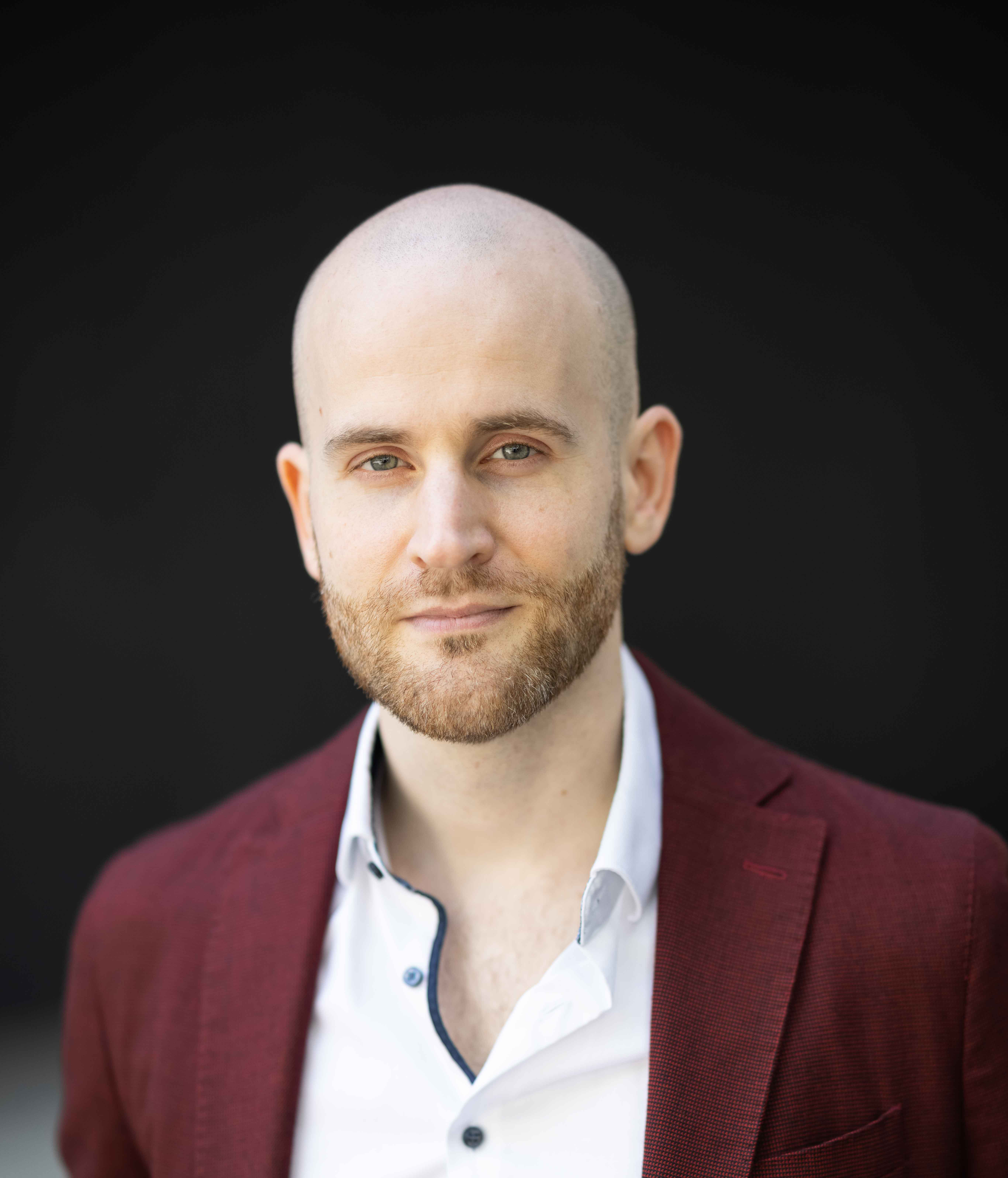Zu sehen ist ein Portrait von Sven Eric Maier.