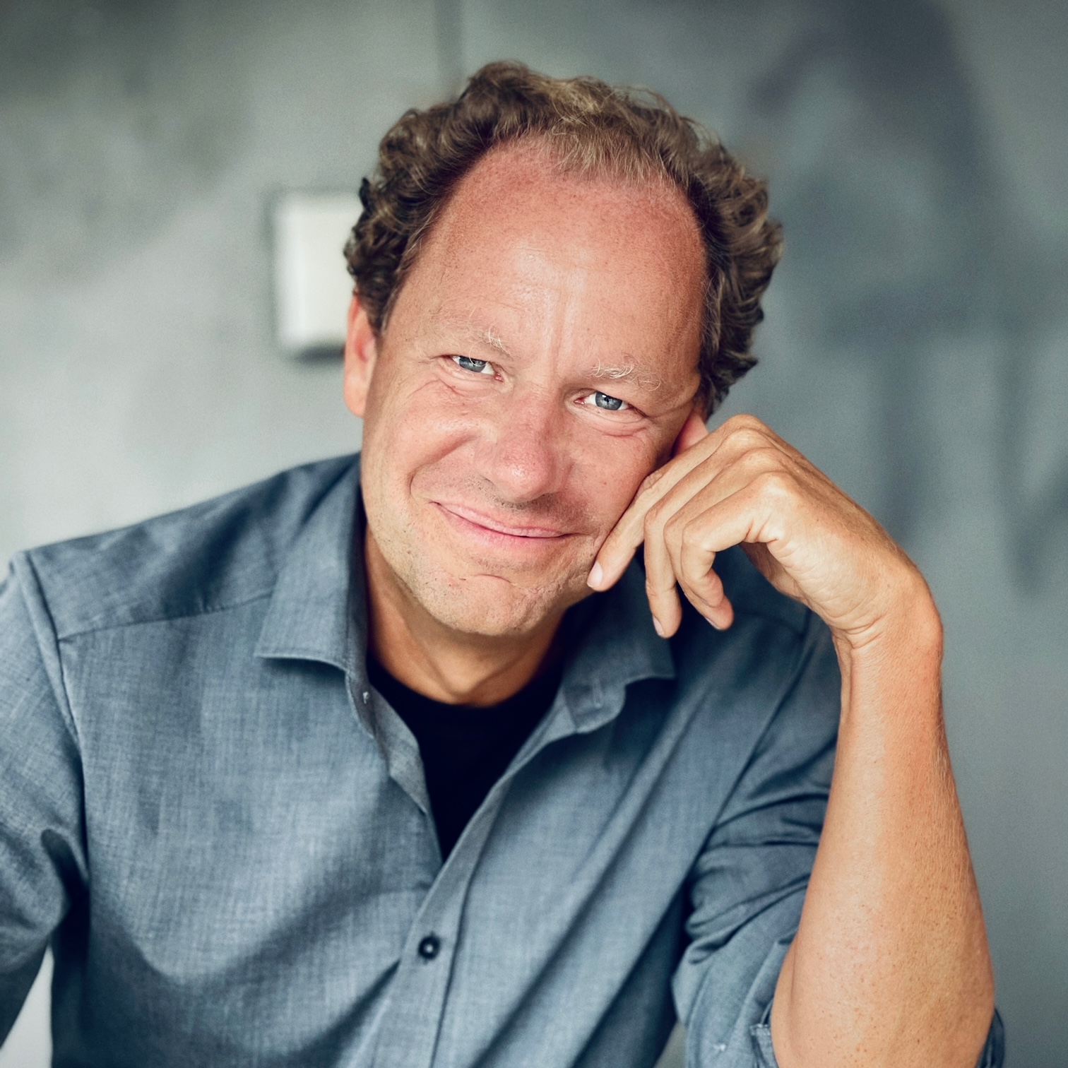 Zu sehen ist der Berliner Schauspielcoach Tim Garde.