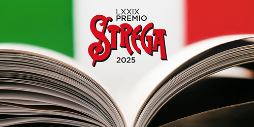 Zu sehen ist ein aufgeschlagenens Buch von der Seite. Darüber ist das Logo des Literaturpreises „Premio Strega 2025“ abgebildet. Im Hintergrund sind die italienischen Farben zu sehen.