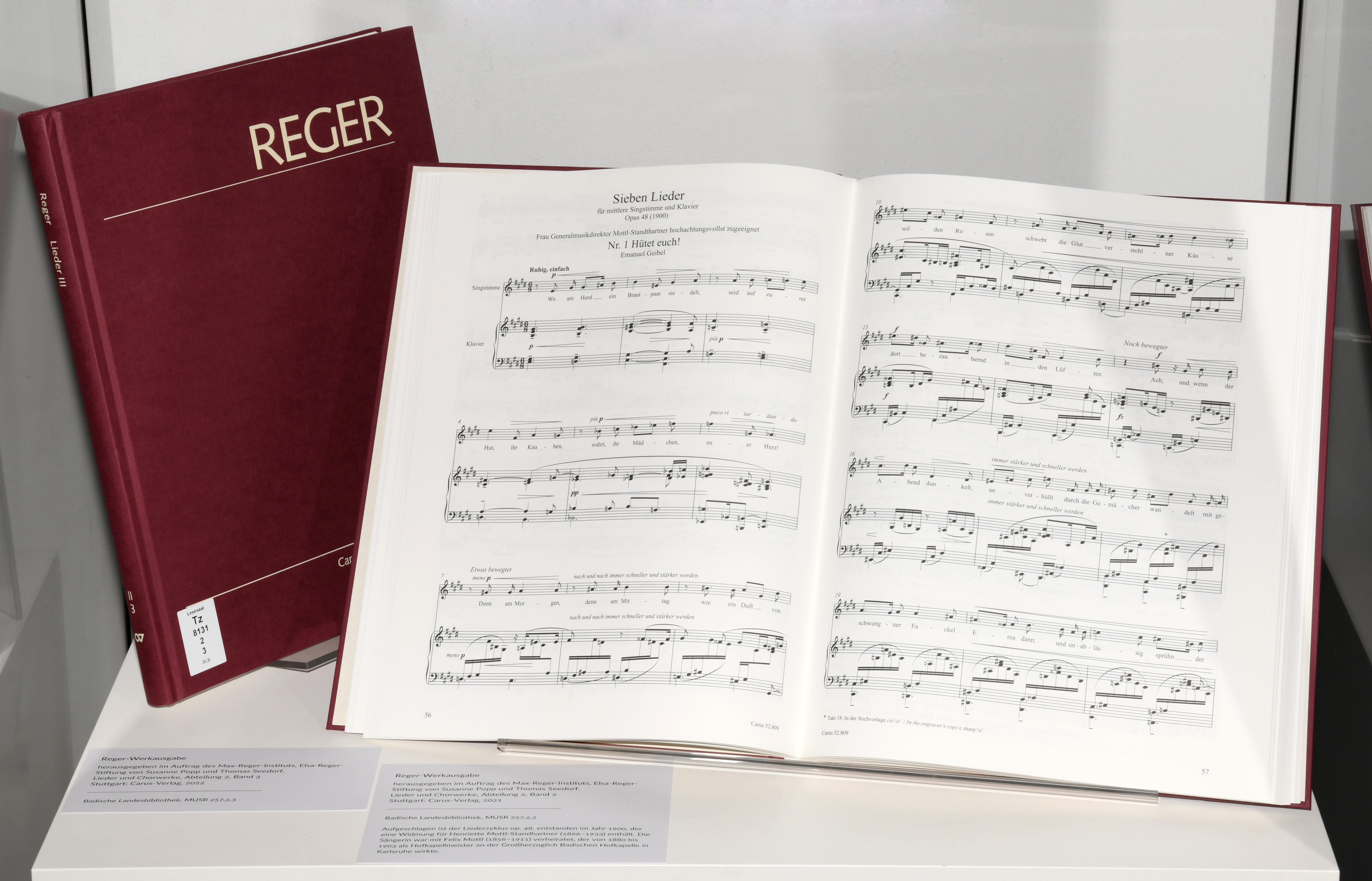 Das Foto zeigt die Reger-Werkausgabe und die Noten des ersten der Sieben Lieder für mittlere Singstimme und Klavier, opus 48 von Max Reger.