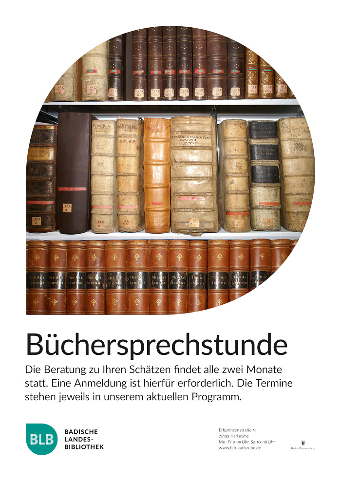 Das Plakat zur Büchersprechstunde gestaltet sich als Kombination aus Bild und Text. Zu sehen sind mehrere historische, in einem Regal stehende, Büche. Ergänzt wird das Bild durch grundlegende Angaben zur Veranstaltung. Sie findet alle zwei Monate statt und eine Anmeldung ist erforderlich. 