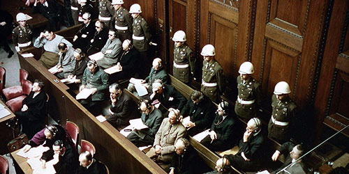 Anklagebank des Nürnberger Prozesses gegen die Hauptkriegsverbrecher vor dem Internationalen Militärgerichtshof, November 1945, Quelle: United States Holocaust Memorial Museum, © Public Domain.
