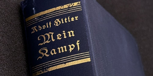 Zu sehen ist eine Ausgabe von „Mein Kampf“.