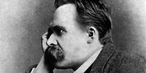 Zu sehen ist ein Portraitfoto von Friedrich Nietzsche in der Seitenansicht.