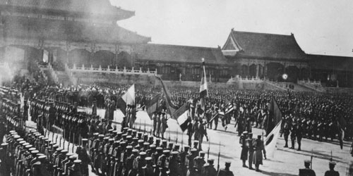 Zu sehen ist eine alte Schwarz-weiß-Fotografie einer Militärparade in Peking.