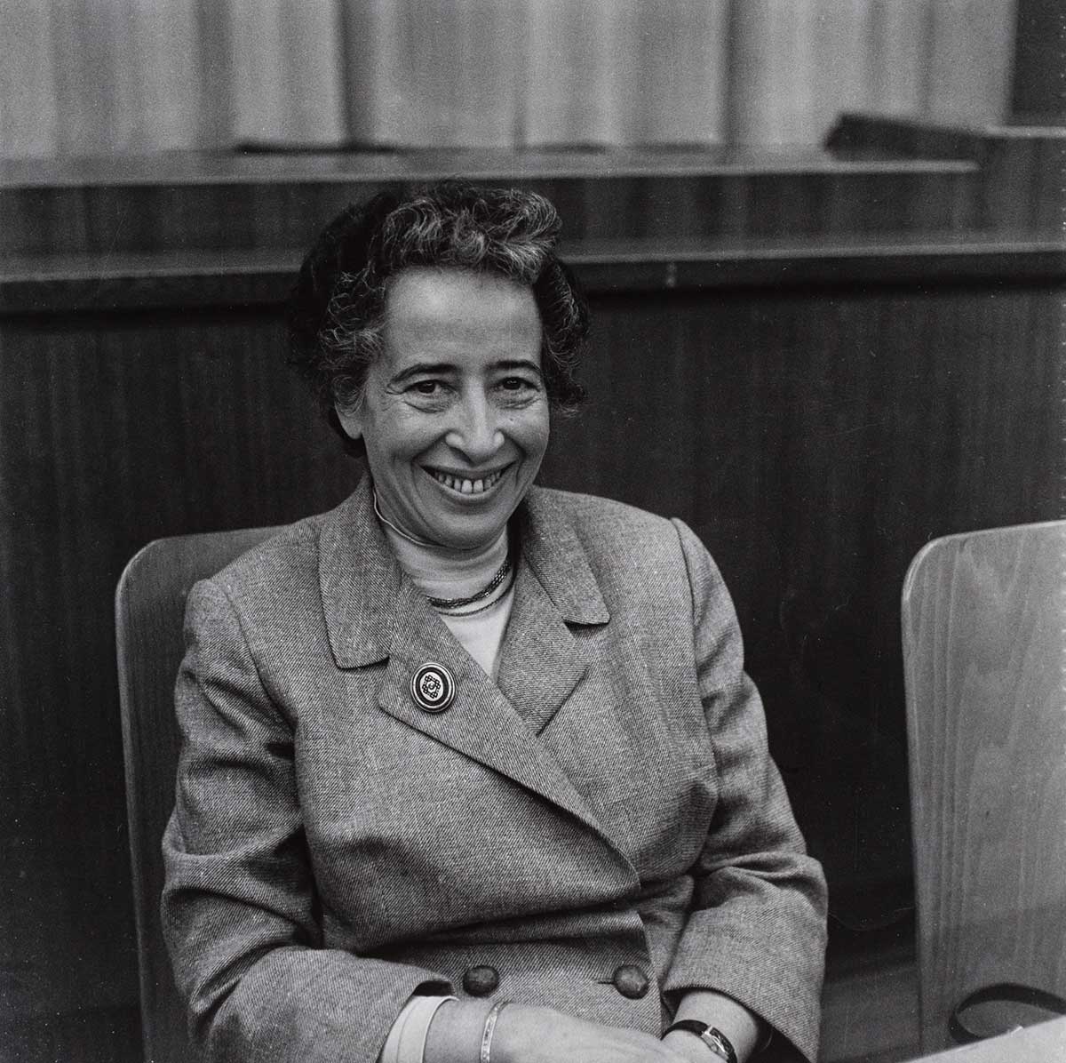 Schwarz-weiß Portraitfotografie von Hannah Arendt aus dem Jahr 1958.