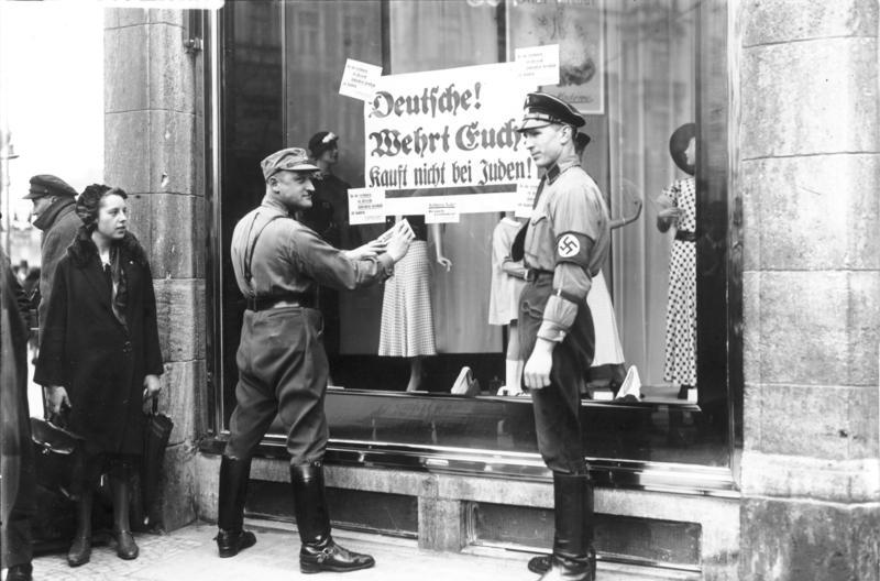 Berliner SA-Männer beim Anbringen von Plakaten, die zum Boykott jüdischer Geschäfte aufrufen, am 1. April 1933