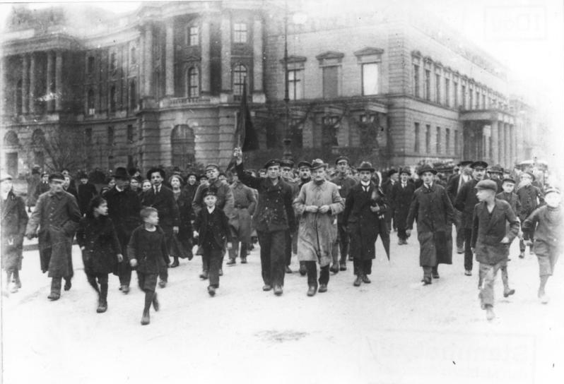 Revolutionäre Demonstranten am 9. November 1918 in Berlin, Unter den Linden