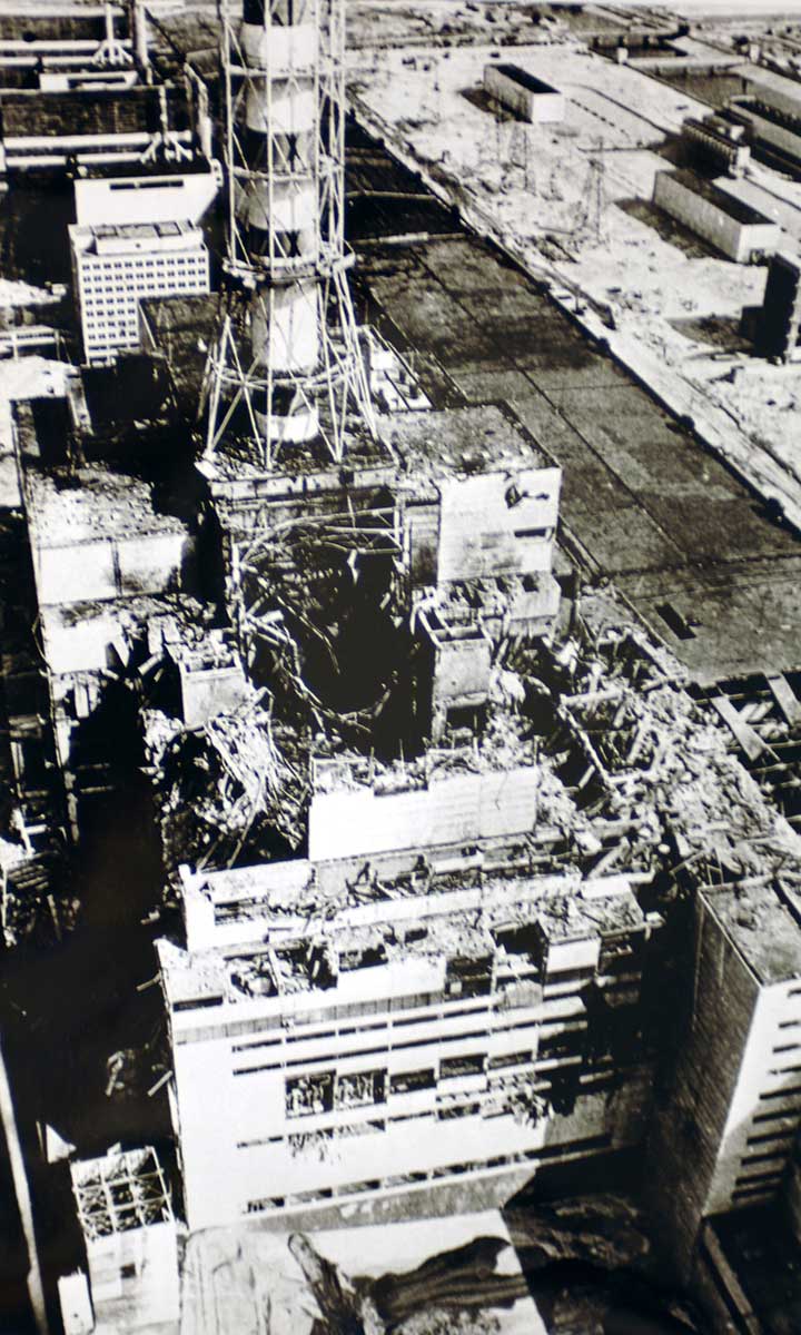 Zu sehen ist ein schwarz-weiß Foto des Reaktors Nr. 4 in Tschernobyl nach der Explosion.