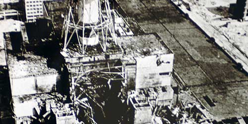 Ausschnitt aus einem schwarz-weiß Foto des Reaktors Nr. 4 in Tschernobyl nach der Explosion.