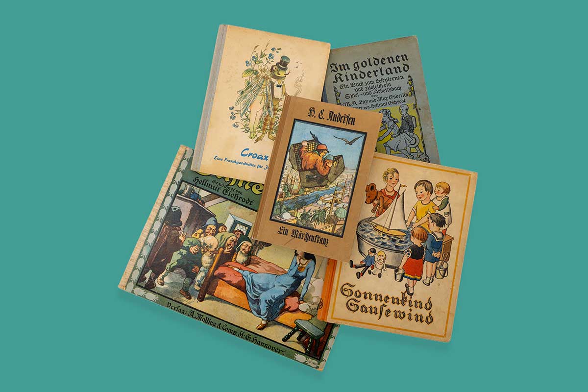 Collage mehrerer bunter Kinderbucheinbände auf petrolfarbenem Hintergrund.