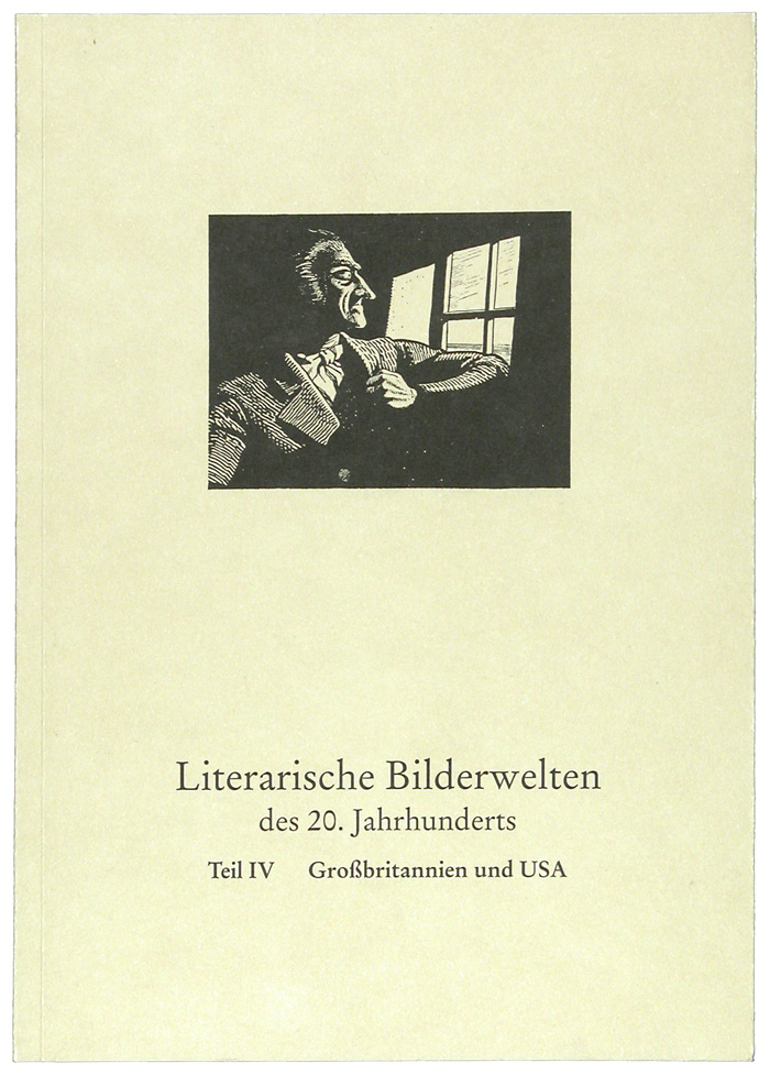 Zu sehen ist das beige Cover eines Ausstellungkataloges. Auf diesem ist ein kleines quadratisches schwarz weiß Bild eines Mannes der aus einem Fenster schaut. Am unteren Bildrand steht der Name der Ausstellung.