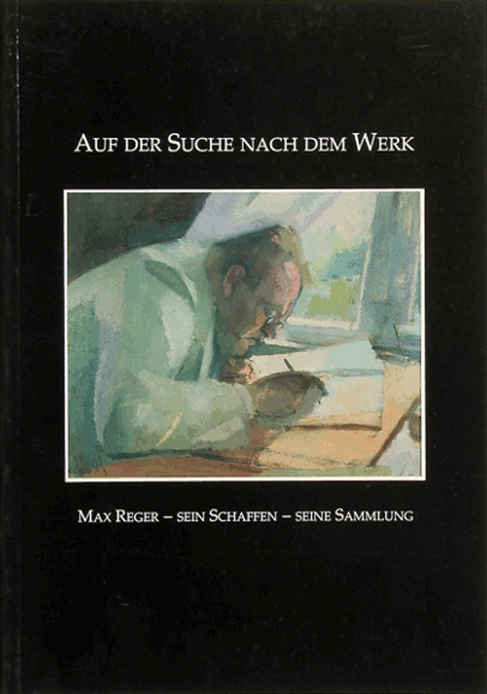 Zu sehen ist das schwarzes Cover eines Ausstellungkataloges, auf welchem zentral eine Malerei abgebildet ist. Auf dieser sieht man einen über den Schreibtisch bückenden Mann der etwas schreibt. Über dem Bild befindet sich der Titel der Ausstellung. 