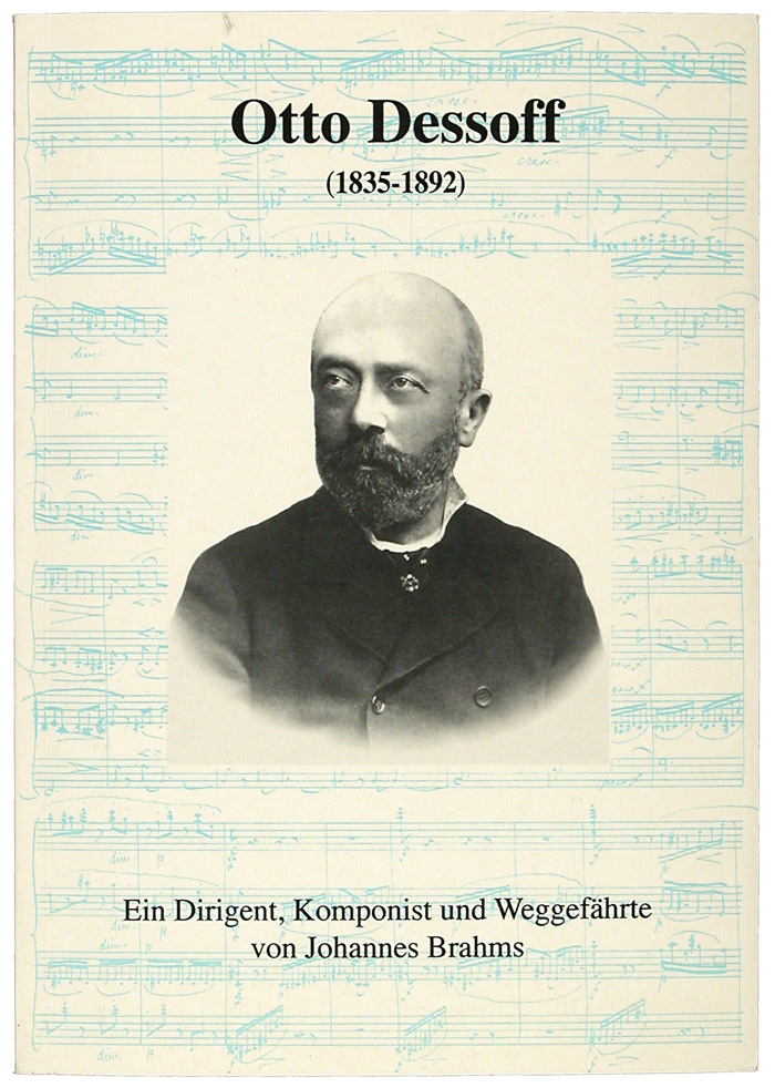 Zu sehen ist das Cover eines Ausstellungskataloges, welches blaugeschriebene Musiknoten als Hintergrund hat. Zentral in der Mitte ist ein Portrait eines Mannes abgebildet. Über diesem steht der Name des Mannes. 