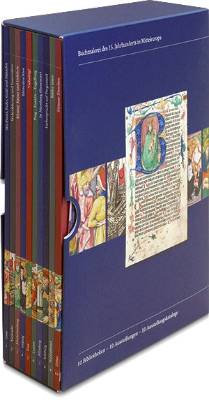 Zu sehen ist ein dunkelblauer Buchschuber mit zehn Katalogen als Inhalt. Die Kataloge haben jeweils verschiedene Farbtöne von blau, rot und grün. Auf der Seite des Buchschubers ist zentral eine Buchseite abgebildet.  