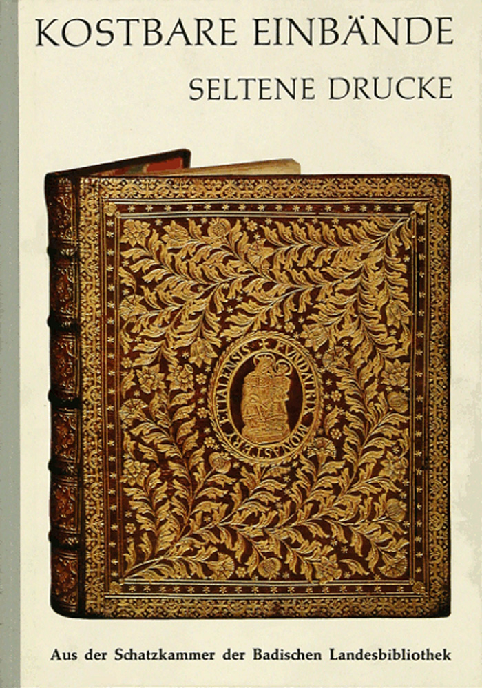 Zu sehen ist das Cover eines Buches, auf welchem ein Bild von einem anderen verzierten Buchcover abgebildet ist. Über diesem Bild steht der Buchtitel geschrieben.