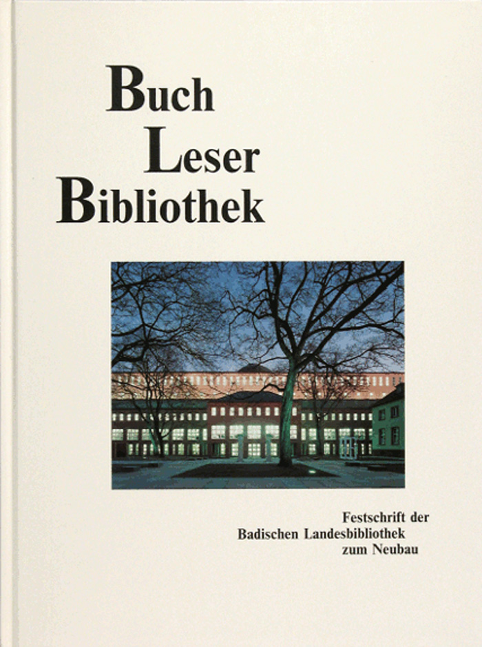 Zu sehen ist das weiße Cover eines Buches, auf welchem ein Bild von der badischen Landesbibliothek bei Abenddämmerung abgebildet ist. Über diesem Bild steht der Titel des Buches.