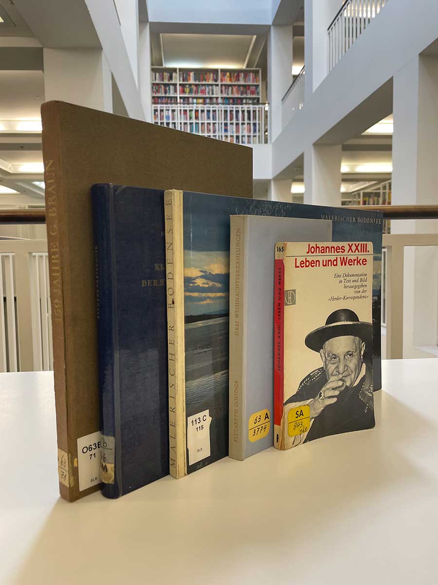 Zu sehen ist eine Fotografie der badischen Pflichtexemplare, die im Rahmen des Projekts bwLastCopies als „dauerhaft archiviert“ markiert werden konnten.