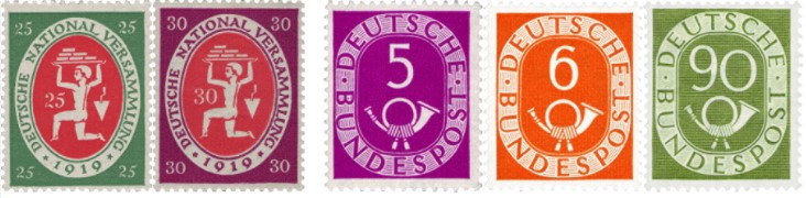 Nebeneinander zu sehen sind fünf Briefmarken: Erstens die Briefmarke zur Deutschen Nationalversammlung von 1919 in den Werten 25 und 30 Pfennig in grüner und violetter Farbe, darauf in der Mitte, vom Schrift-Oval umgeben, jeweils eine kniende, nackte männliche Figur die mit erhobenen Armen ein Maurerbrett mit Ziegeln über den Kopf stemmt. Und zweitens der Posthornsatz der Deutschen Bundespost von 1951 in den Werten 5, 6 und 90 Pfennig in violetter, oranger und grüner Farbe, darauf jeweils in der Mitte im Schrift-Oval der Markenwert und ein Posthorn. 