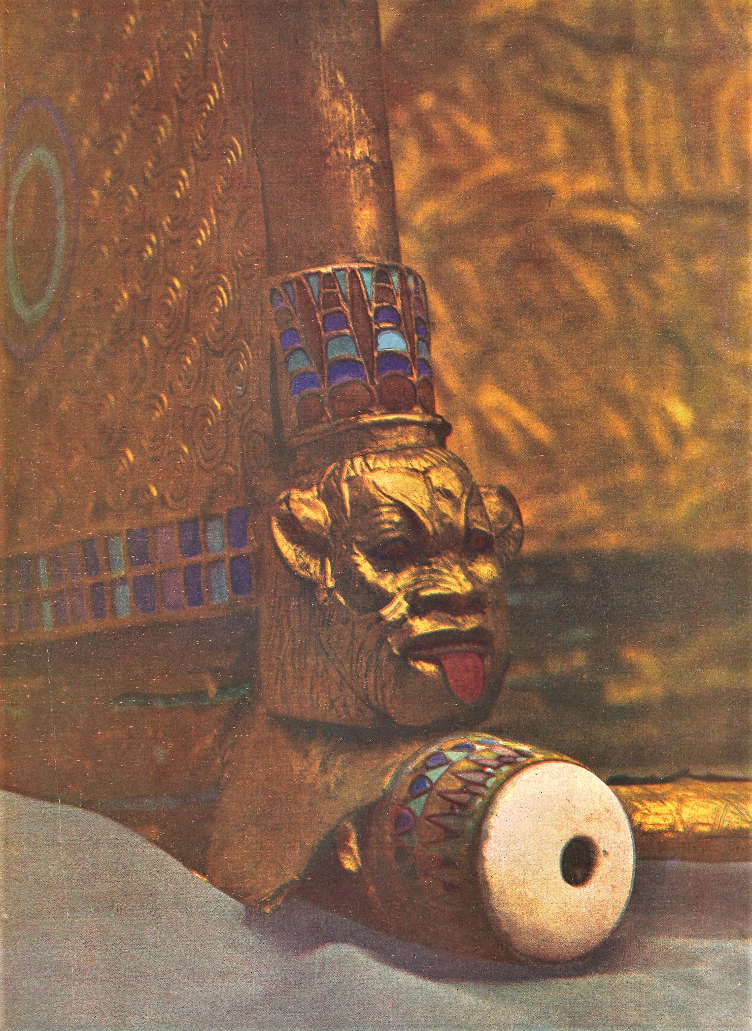 Kopf des Hausgottes Bes an der Staatskarosse des Pharao. Goldschmiedearbeit, gefunden in der Vorkammer des Grabes. Farbfotografie.
