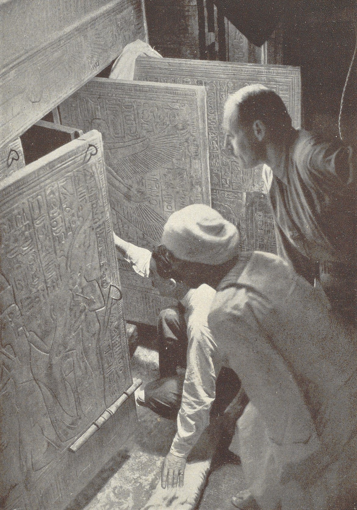 Nur mit elektrischem Licht: Howard Carter öffnet die Türen des vierten Schreins. In: Howard Carter: Tut-ench-Amun. Bd. 2. Leipzig 1927, Taf. 13. Fotografie von Harry Burton