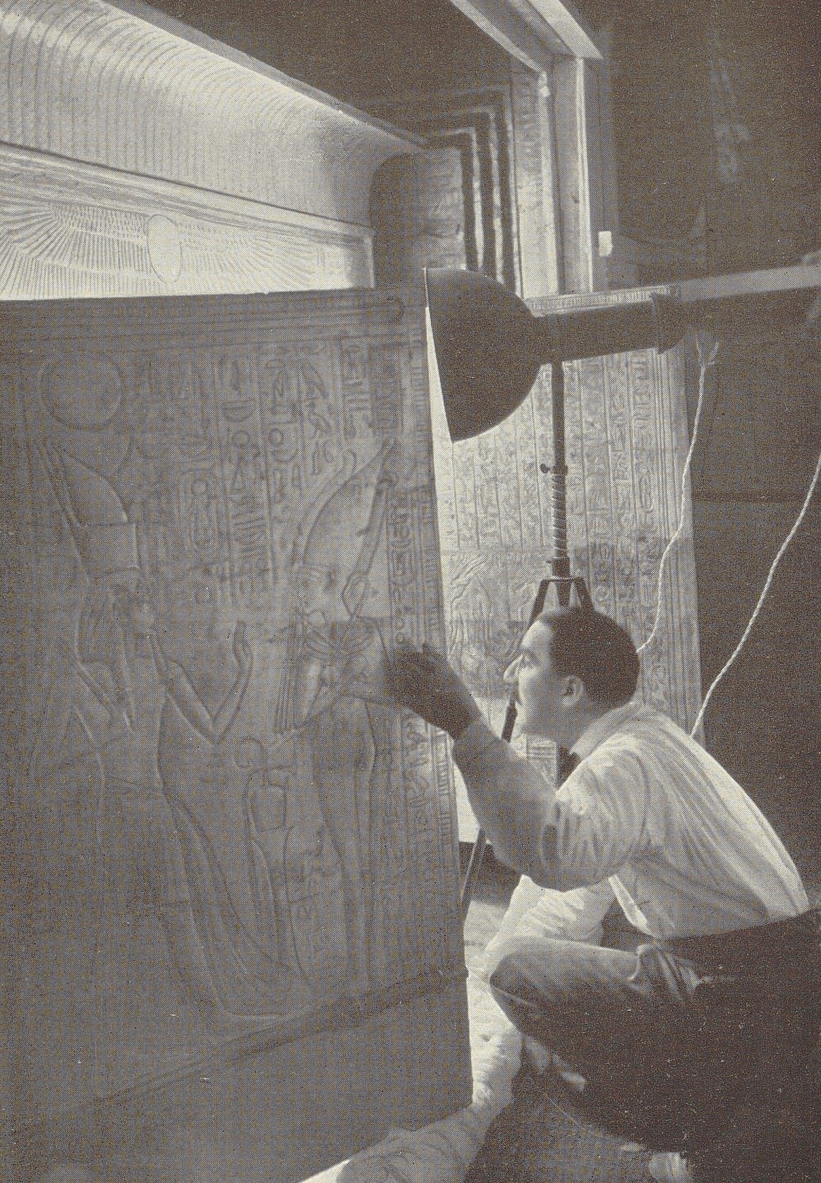 Howard Carter öffnet die Tür des zweiten Schreins. In: Howard Carter: Tut-ench-Amun. Bd. 2. Leipzig 1927, Taf. 12. Fotografie von Harry Burton