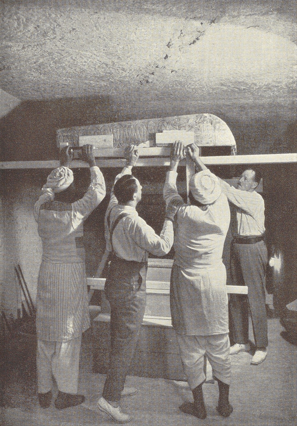 Transport des äußeren Schreindeckels in die Vorkammer. In: Howard Carter: Tut-ench-Amun. Bd. 2. Leipzig 1927, Taf. 11. Fotografie von Harry Burton