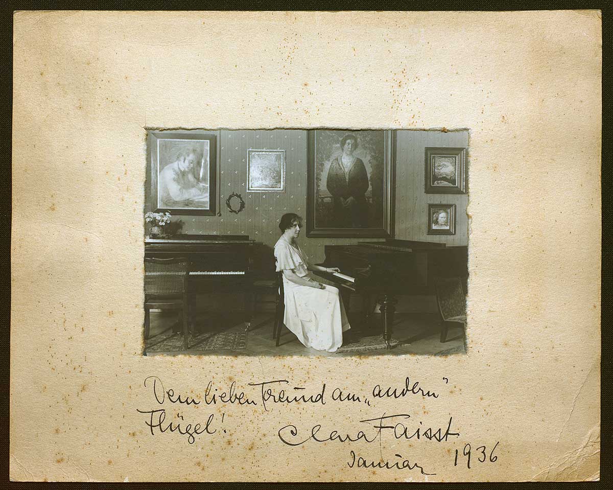 Clara Faisst in ihrem Musikzimmer mit zwei Flügeln in der Kriegsstraße 75 in Karlsruhe. Foto, um 1936. Badische Landesbibliothek, Signatur Mus. Hs. 1420a