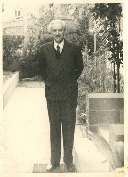 Hans Berblinger, aufgenommen von Clara Faisst Ende Oktober 1947 vor seinem Haus in Karlsruhe-Durlach. Stadtarchiv Karlsruhe, 8/PBS oIII 1404