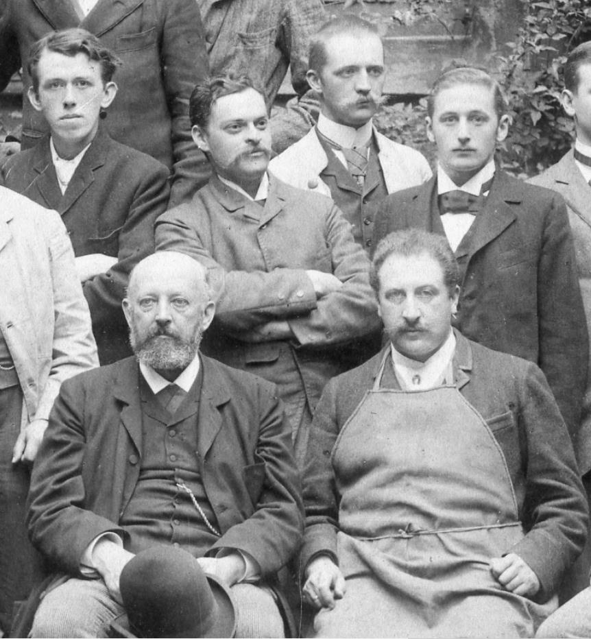 Zu sehen ist: Der Arbeitskreis von Adolf von Baeyer 1893: Willstätter in der 2. Reihe rechts; in der 1. Reihe links Adolf von Baeyer