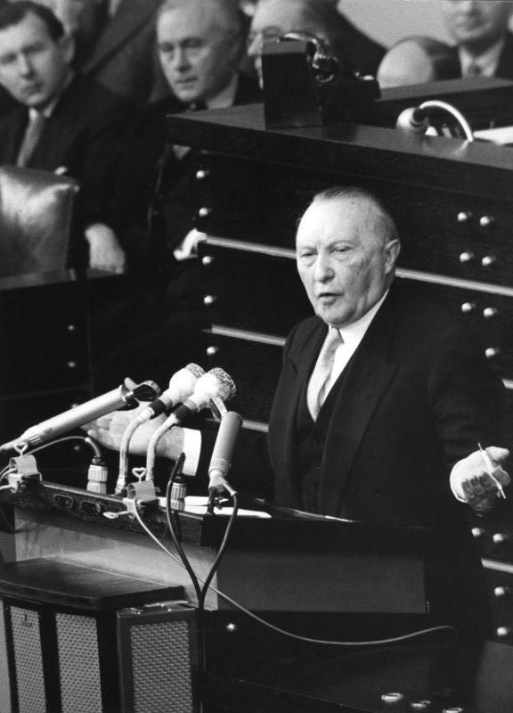 Zu sehen ist eine Aufnahme von Konrad Adenauer