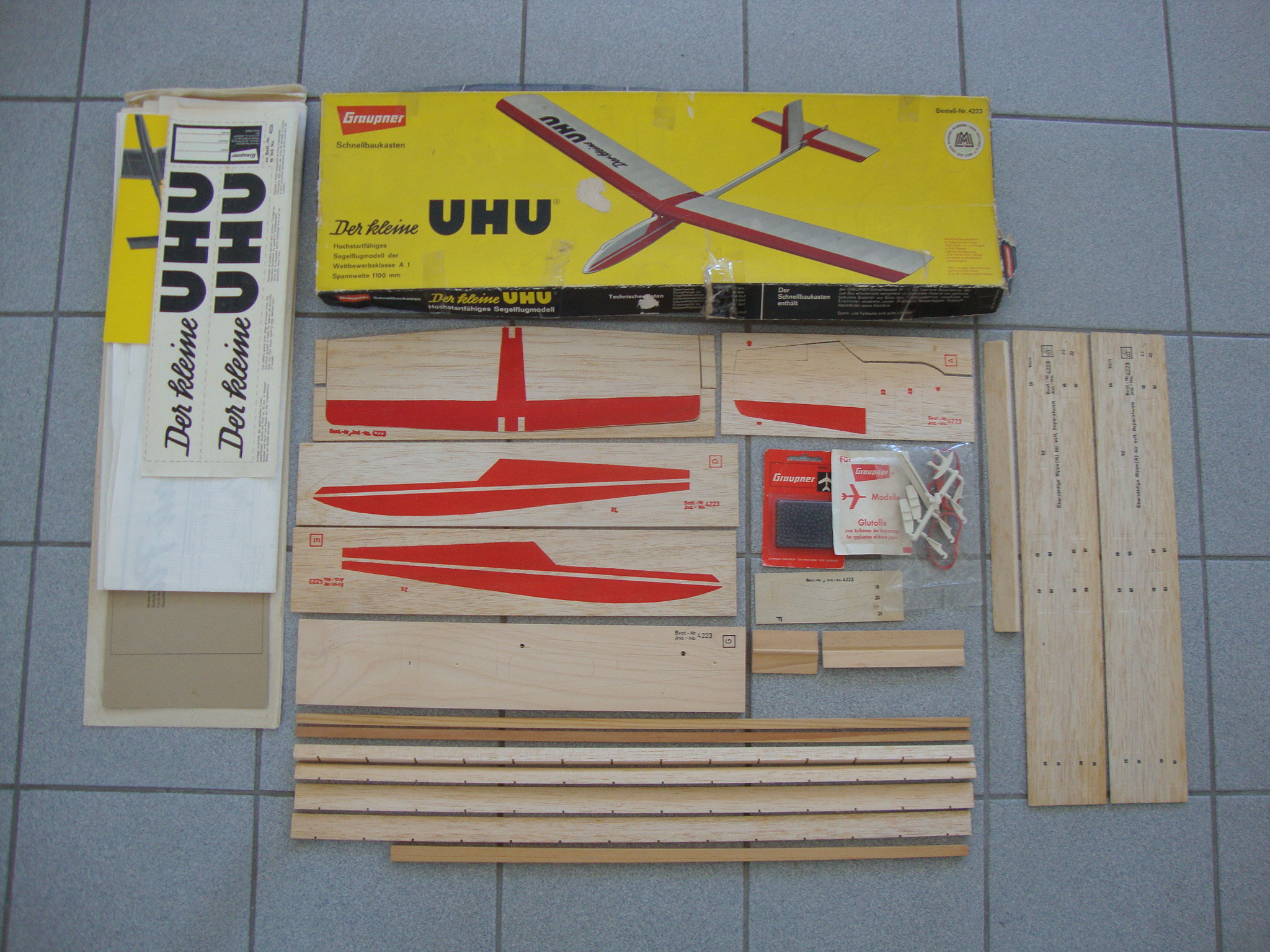 Das Foto zeigt den Kleinen UHU in seinen Einzelteilen als Baukasten.